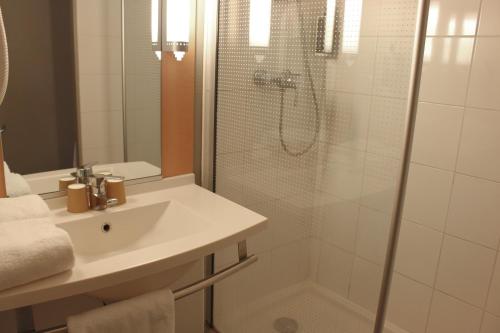 Habitación Doble Estándar - 2 camas del hotel Ibis Dijon Sud. Foto 7