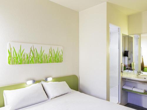 Habitación doble con cama grande. del hotel Ibis Budget Bergerac. Foto 2