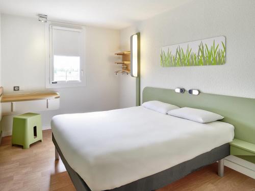 Habitación doble con cama grande. del hotel Ibis Budget Bergerac. Foto 3