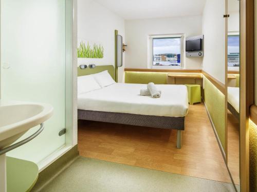 Habitación doble con cama grande. del hotel Ibis Budget Bergerac. Foto 4