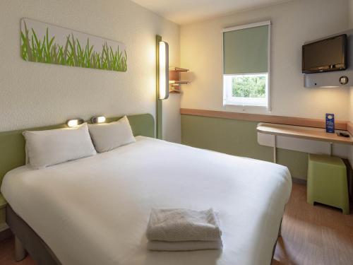 Habitación doble con cama grande. del hotel Ibis Budget Bergerac. Foto 5