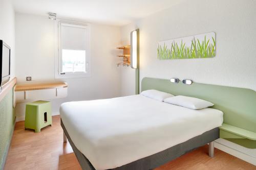 Habitación doble con cama grande. del hotel Ibis Budget Bergerac. Foto 6