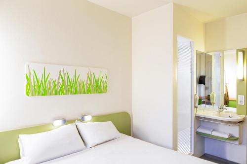 Habitación doble con cama grande. del hotel Ibis Budget Bergerac. Foto 7