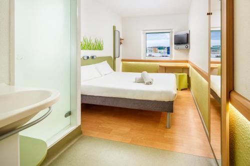 Habitación doble con cama grande. del hotel Ibis Budget Bergerac. Foto 8