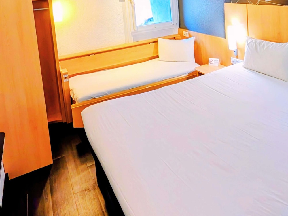 Habitación Standard con una cama doble y una cama individual del hotel Ibis Grenoble Centre Bastille. Foto 4
