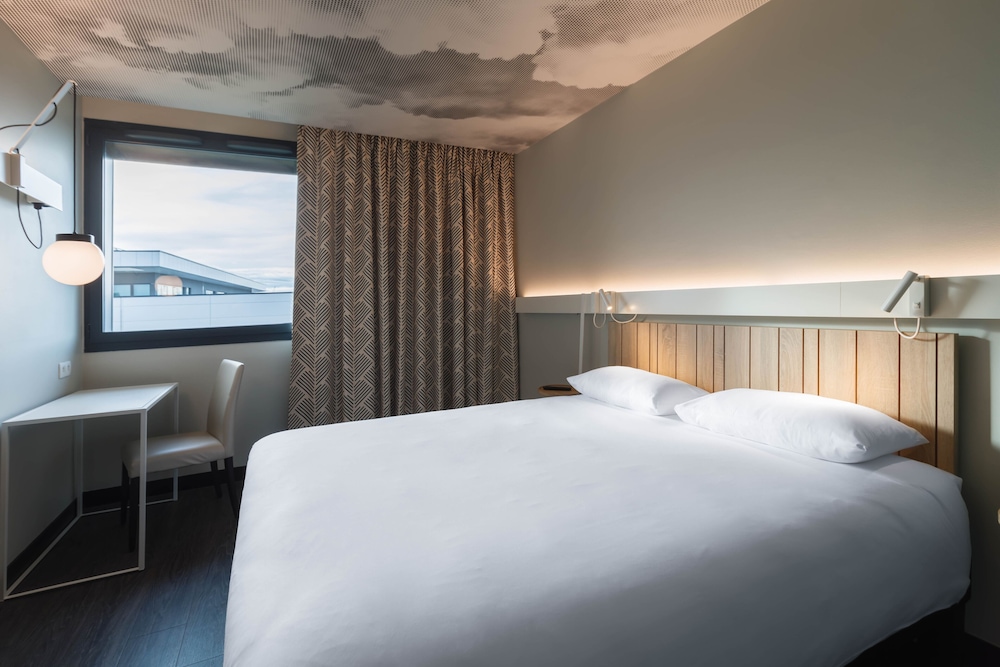 Habitación Estándar con cama doble del hotel ibis Lyon Meyzieu. Foto 1