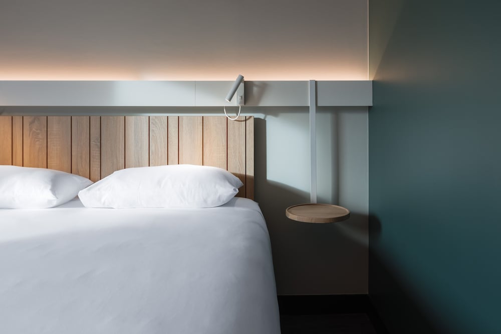 Habitación Estándar con cama doble del hotel ibis Lyon Meyzieu. Foto 2