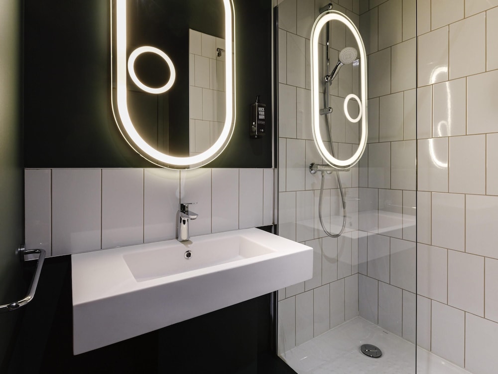 Habitación Estándar con cama doble del hotel ibis Lyon Meyzieu. Foto 4