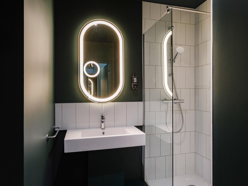 Habitación Estándar con cama doble del hotel ibis Lyon Meyzieu. Foto 5
