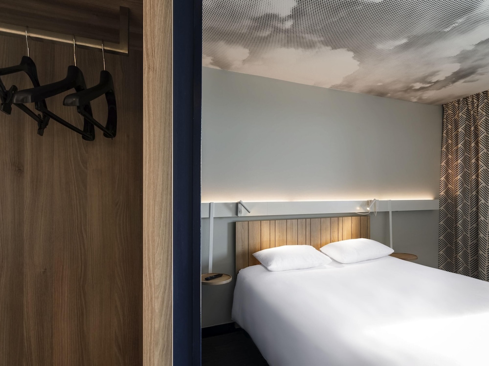 Habitación Estándar con cama doble del hotel ibis Lyon Meyzieu. Foto 7