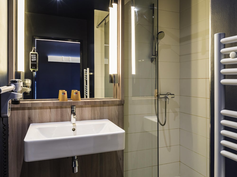 Habitación Estándar con cama doble del hotel ibis Lyon Meyzieu. Foto 8
