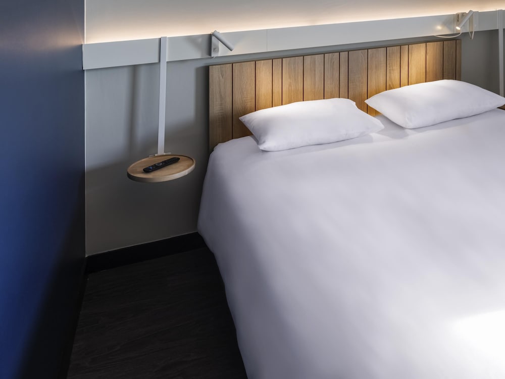Habitación Estándar con cama doble del hotel ibis Lyon Meyzieu. Foto 9