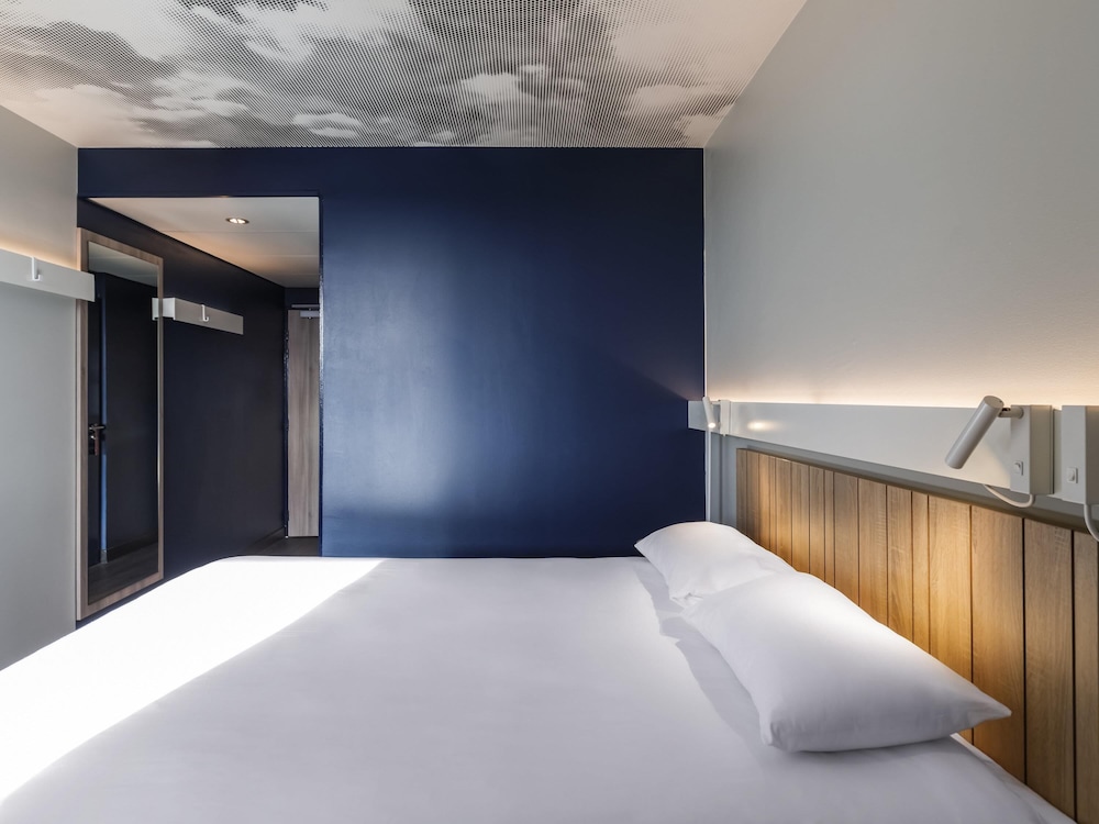 Habitación Estándar con cama doble del hotel ibis Lyon Meyzieu. Foto 10
