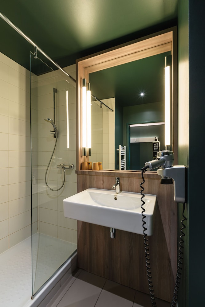 Habitación Estándar con cama doble del hotel ibis Lyon Meyzieu. Foto 11