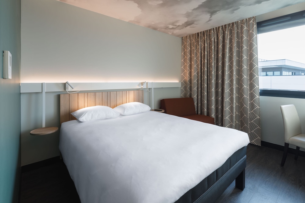 Habitación estándar con cama doble y sofá - cama individual del hotel ibis Lyon Meyzieu. Foto 1