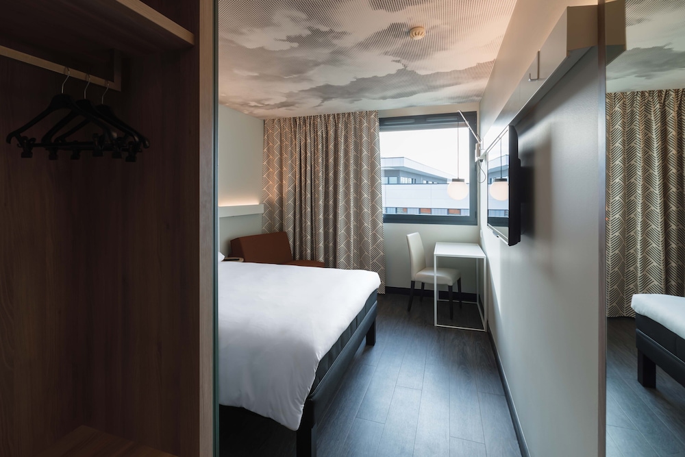 Habitación estándar con cama doble y sofá - cama individual del hotel ibis Lyon Meyzieu. Foto 3