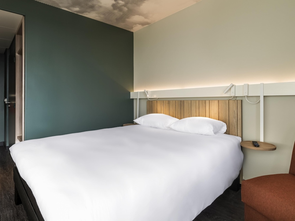Habitación estándar con cama doble y sofá - cama individual del hotel ibis Lyon Meyzieu. Foto 5