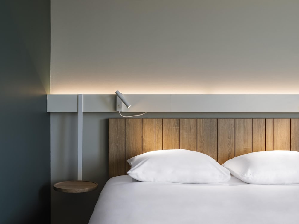 Habitación estándar con cama doble y sofá - cama individual del hotel ibis Lyon Meyzieu. Foto 6