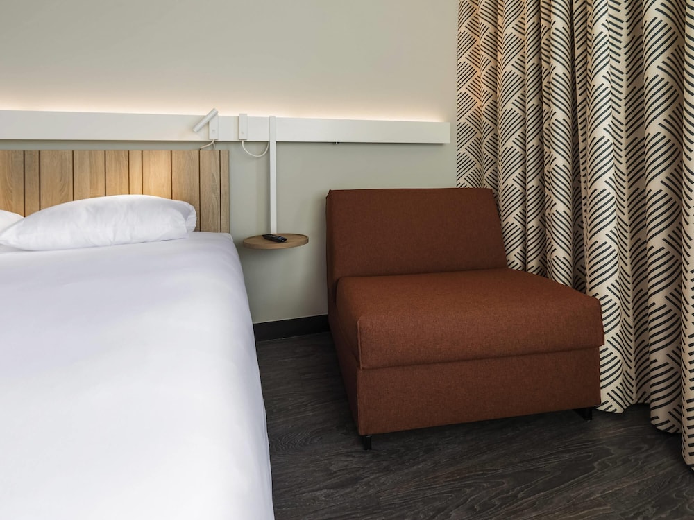 Habitación estándar con cama doble y sofá - cama individual del hotel ibis Lyon Meyzieu. Foto 8