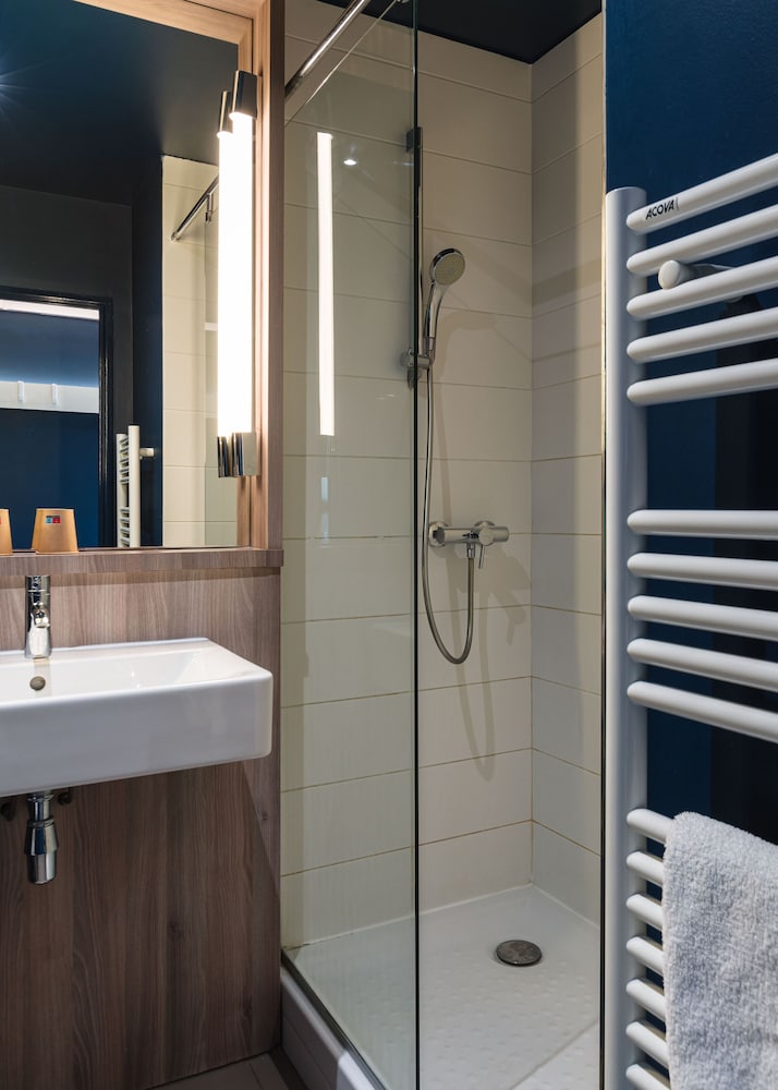 Habitación estándar con cama doble y sofá - cama individual del hotel ibis Lyon Meyzieu. Foto 9