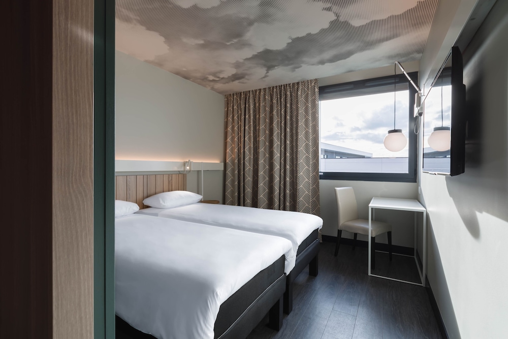 Habitación estándar con 2 camas individuales del hotel ibis Lyon Meyzieu. Foto 1