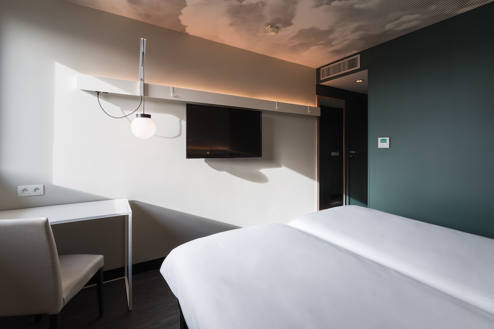 Habitación estándar con 2 camas individuales del hotel ibis Lyon Meyzieu. Foto 2