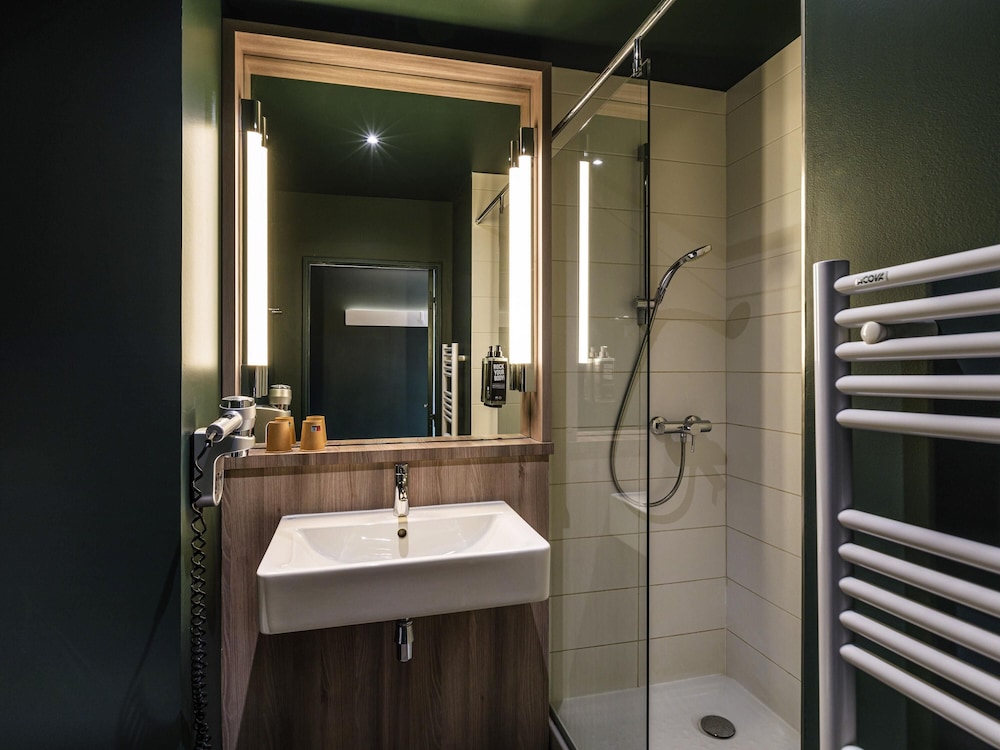 Habitación estándar con 2 camas individuales del hotel ibis Lyon Meyzieu. Foto 3