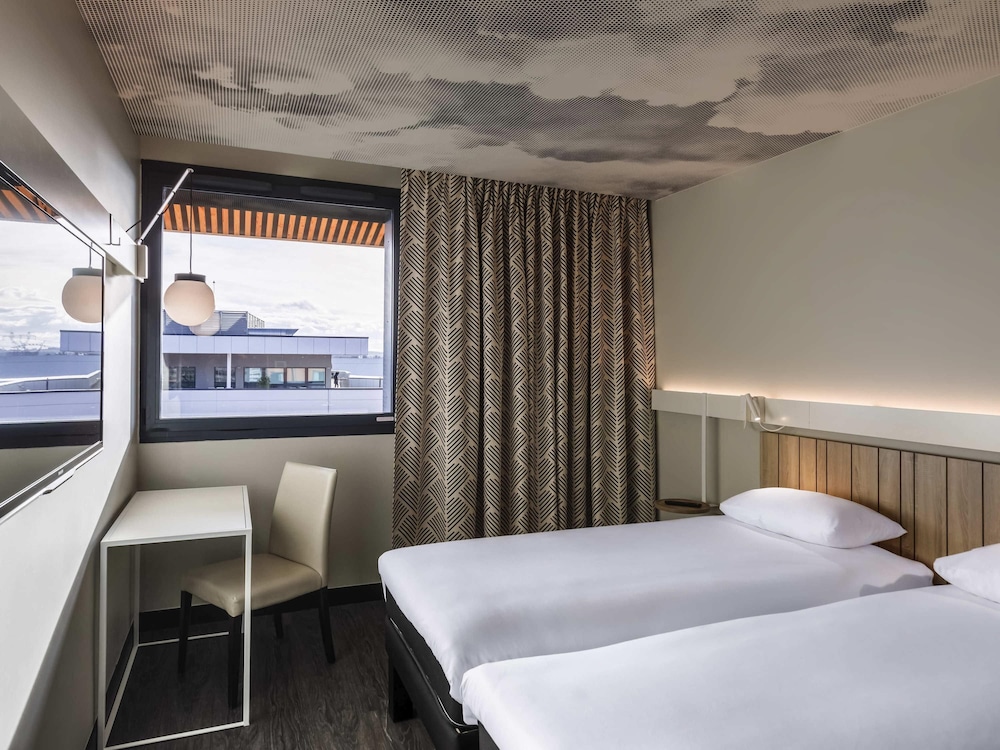 Habitación estándar con 2 camas individuales del hotel ibis Lyon Meyzieu. Foto 4