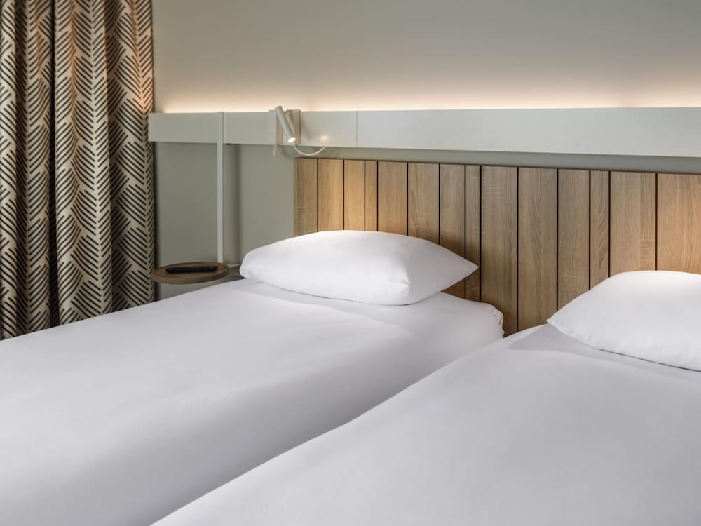 Habitación estándar con 2 camas individuales del hotel ibis Lyon Meyzieu. Foto 7