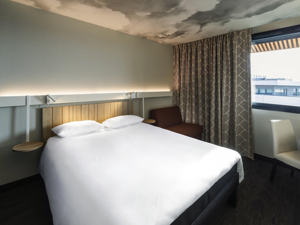 Habitación estándar con cama doble y sofá - cama individual del hotel ibis Lyon Meyzieu. Foto 7