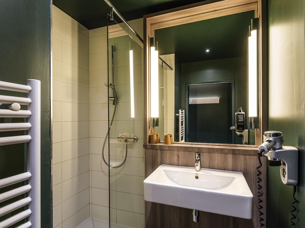 Habitación estándar con cama doble y sofá - cama individual del hotel ibis Lyon Meyzieu. Foto 9