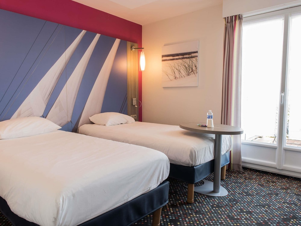 HABITACIÓN SUPERIOR CON DOS CAMAS INDIVIDUALES Y BALCÓN del hotel Ibis Styles Saint Gilles Croix De Vie. Foto 7