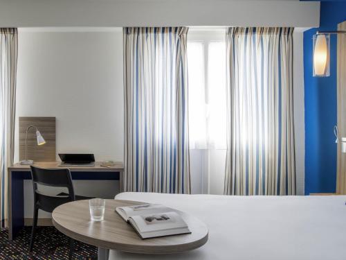 Habitación estándar con cama de matrimonio y sofá del hotel Ibis Styles Saint Gilles Croix De Vie