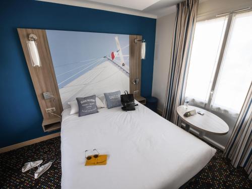 Habitación estándar con cama de matrimonio y sofá del hotel Ibis Styles Saint Gilles Croix De Vie. Foto 1