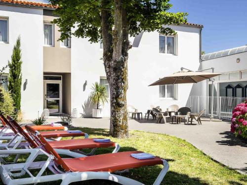 Habitación estándar con cama de matrimonio y sofá del hotel Ibis Styles Saint Gilles Croix De Vie. Foto 4