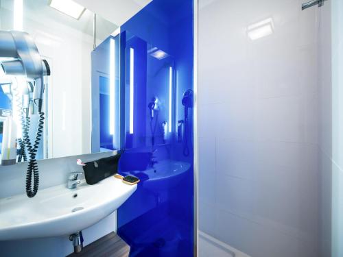Suite familiar Standard con cama de matrimonio y sofá cama para dos personas del hotel Ibis Styles Saint Gilles Croix De Vie