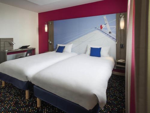 Suite familiar Standard con cama de matrimonio y sofá cama para dos personas del hotel Ibis Styles Saint Gilles Croix De Vie. Foto 2