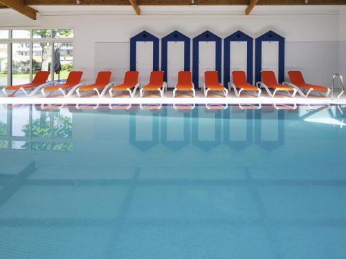Suite familiar Standard con cama doble y dos camas individuales del hotel Ibis Styles Saint Gilles Croix De Vie. Foto 4