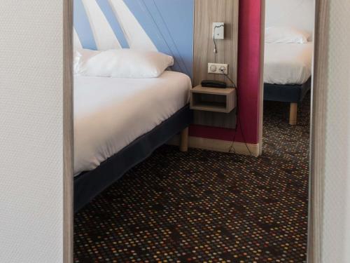 Suite familiar Standard con cama doble y dos camas individuales del hotel Ibis Styles Saint Gilles Croix De Vie. Foto 5