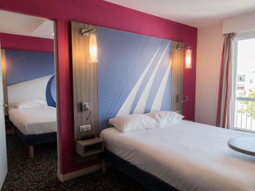 Suite familiar Standard con cama doble y dos camas individuales del hotel Ibis Styles Saint Gilles Croix De Vie. Foto 6