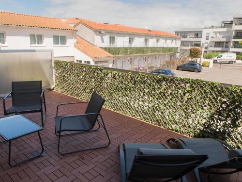 Suite familiar Standard con cama doble y dos camas individuales del hotel Ibis Styles Saint Gilles Croix De Vie. Foto 7