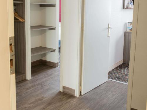 Suite familiar Standard con cama doble y dos camas individuales del hotel Ibis Styles Saint Gilles Croix De Vie. Foto 8