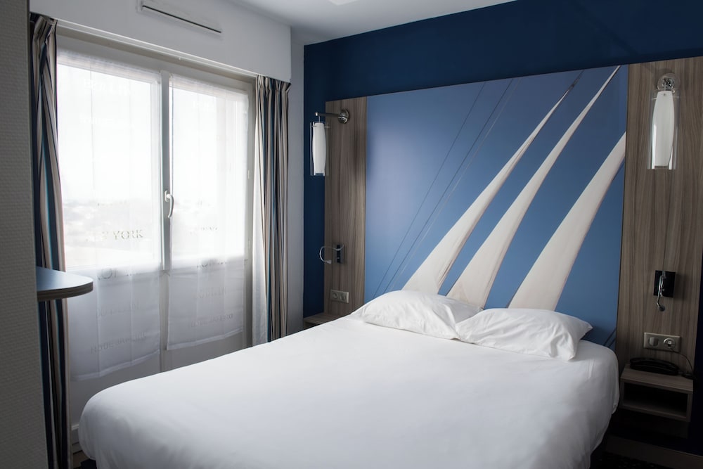 Habitación doble con balcón del hotel Ibis Styles Saint Gilles Croix De Vie. Foto 1