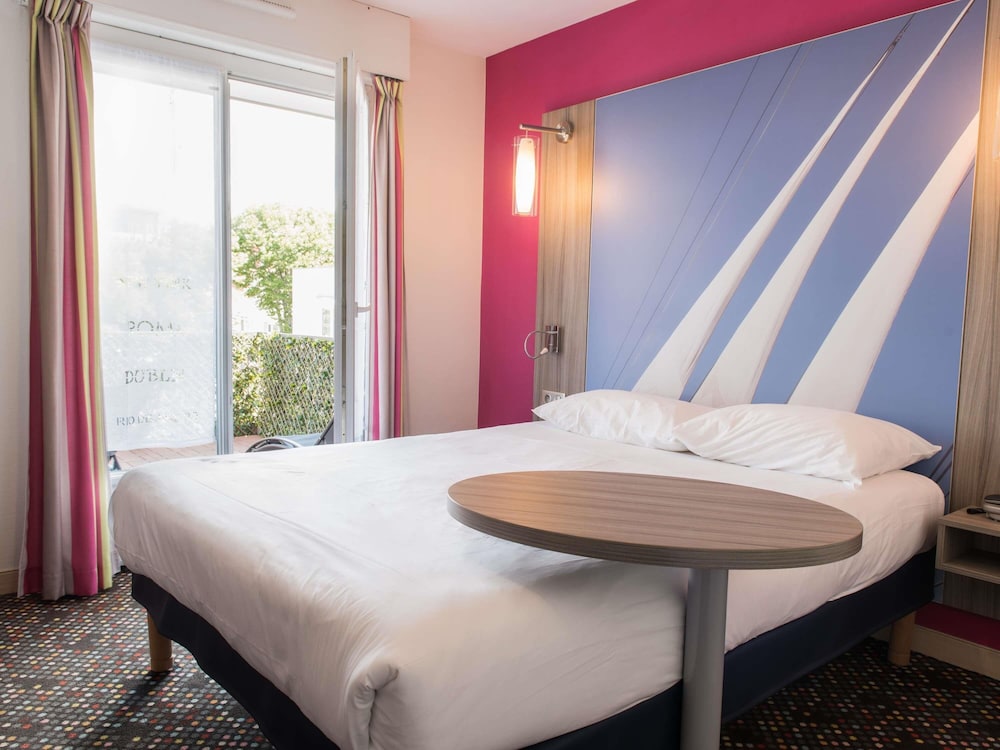 Habitación doble con balcón del hotel Ibis Styles Saint Gilles Croix De Vie. Foto 5
