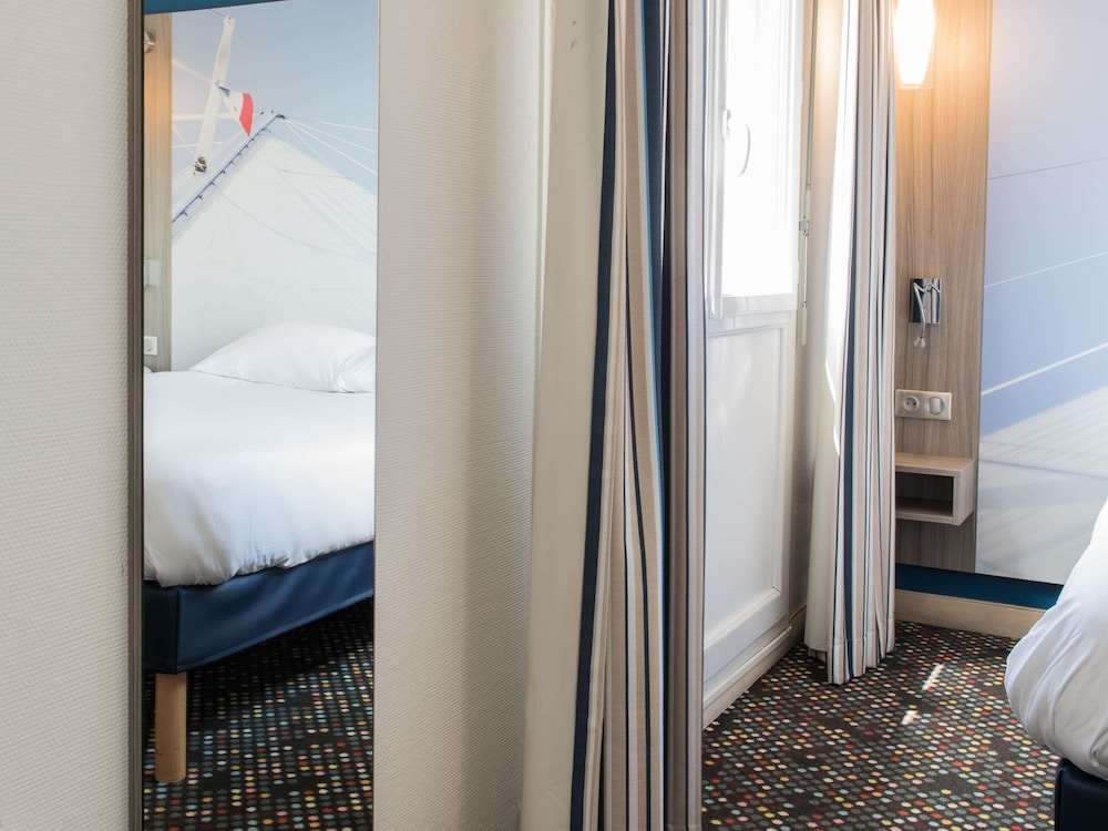 Habitación doble con balcón del hotel Ibis Styles Saint Gilles Croix De Vie. Foto 6