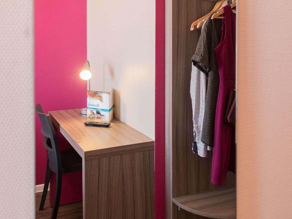 Habitación doble con balcón del hotel Ibis Styles Saint Gilles Croix De Vie. Foto 8