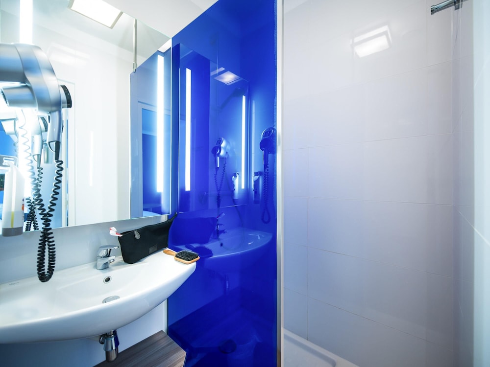 Habitación doble con balcón del hotel Ibis Styles Saint Gilles Croix De Vie. Foto 11