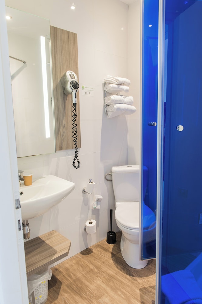 Habitación estándar Vista ciudad 2 Camas individuales del hotel Ibis Styles Saint Gilles Croix De Vie. Foto 13