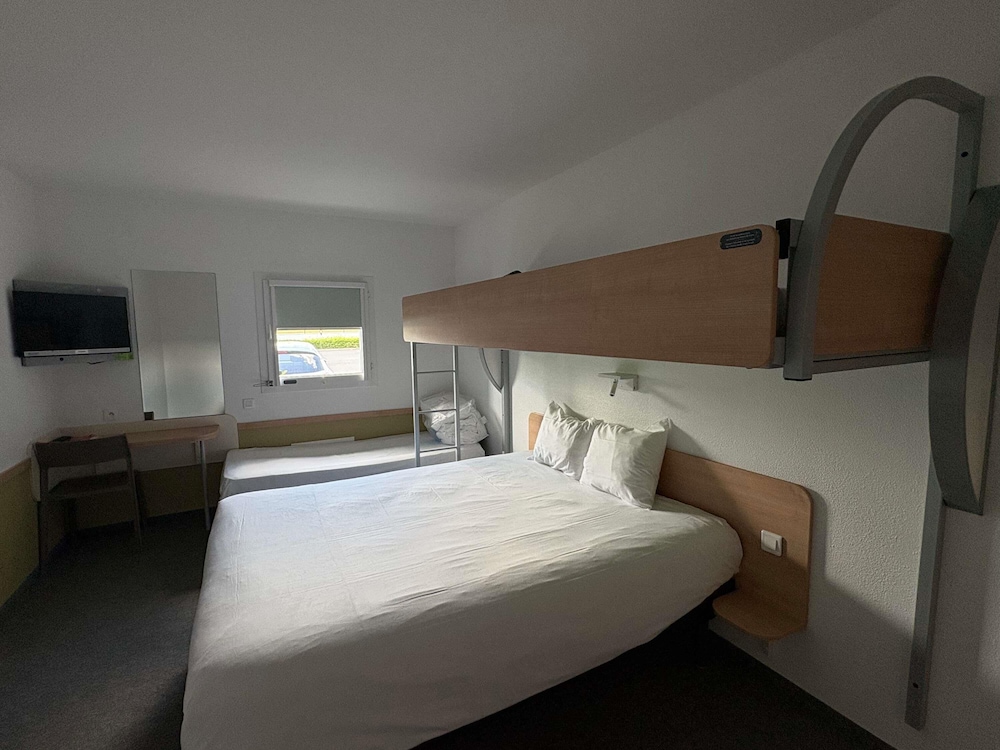 Habitación triple con una cama doble y una litera individual del hotel Ibis Budget Ancenis