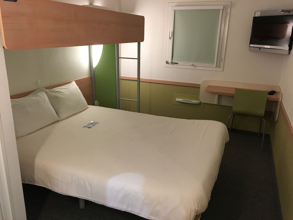 Habitación triple con una cama doble y una litera individual del hotel Ibis Budget Ancenis. Foto 3